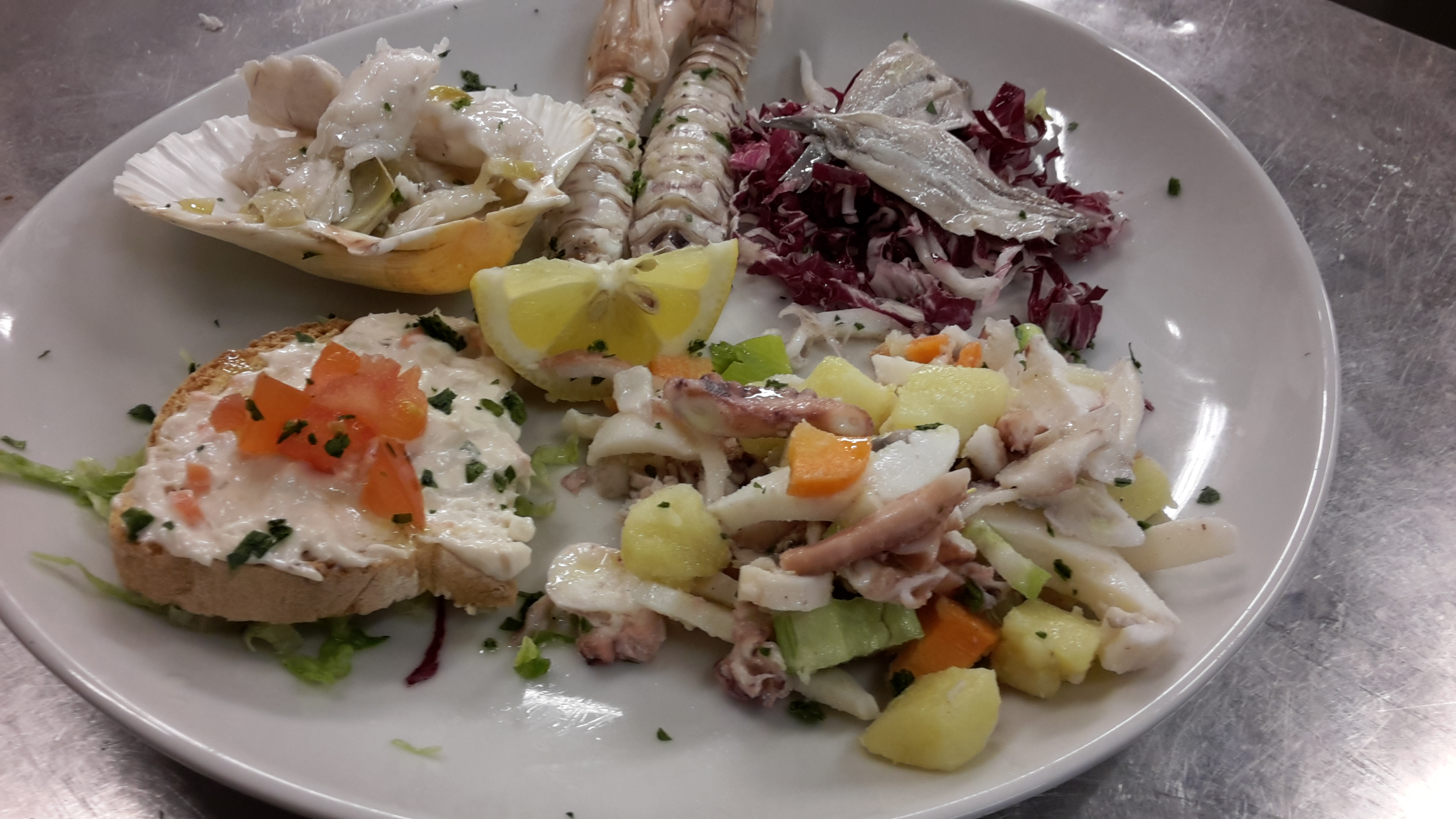 Antipasto misto di pesce freddo